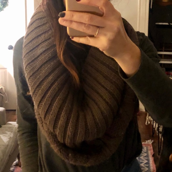 Elizabeth Gillet chunky infinity scarf - Picture 4 of 4